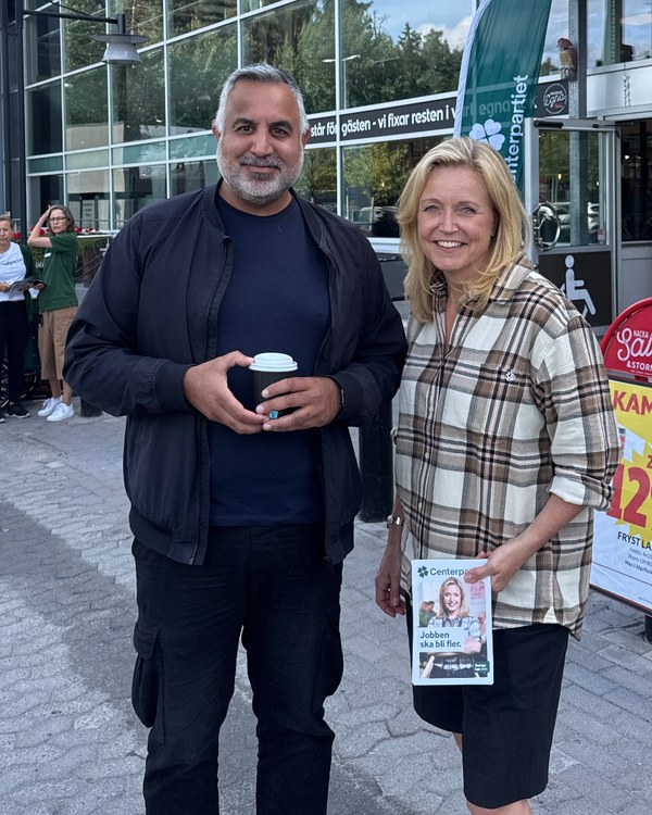 Nasar Khan, ordförande för Taxiunionen, tillsammans med Centerpartiets partiledare Elisabeth Thand Ringqvist utanför ICA vid Nacka Forum den 7 augusti 2026.
